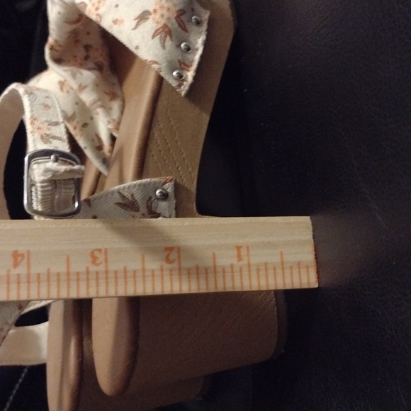 Universal Thread 9.5 cream platform sandals - Picture 3 of 10